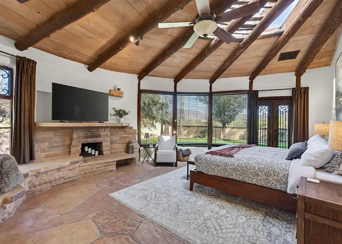 Desert Resort: Pool, Hot Tub, Golf *