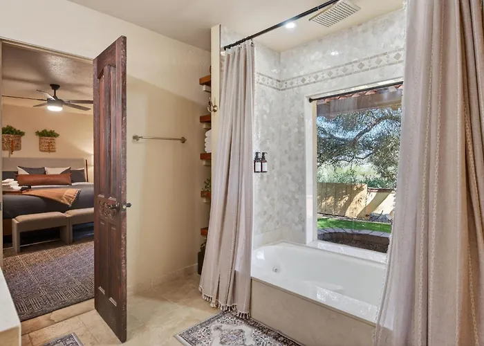 Desert Resort: Pool, Hot Tub, Golf *